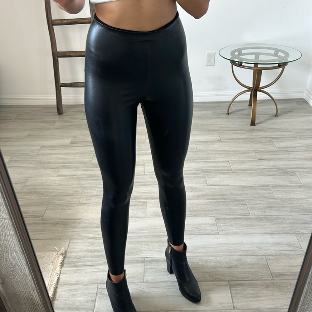 Commando High-waisted faux black stretchy leather leggings / Size M